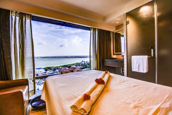 Couples treatment rooms, hot tub, steam room, body treatments