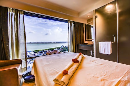 Salas de tratamiento para parejas, una bañera de hidromasaje, baño turco