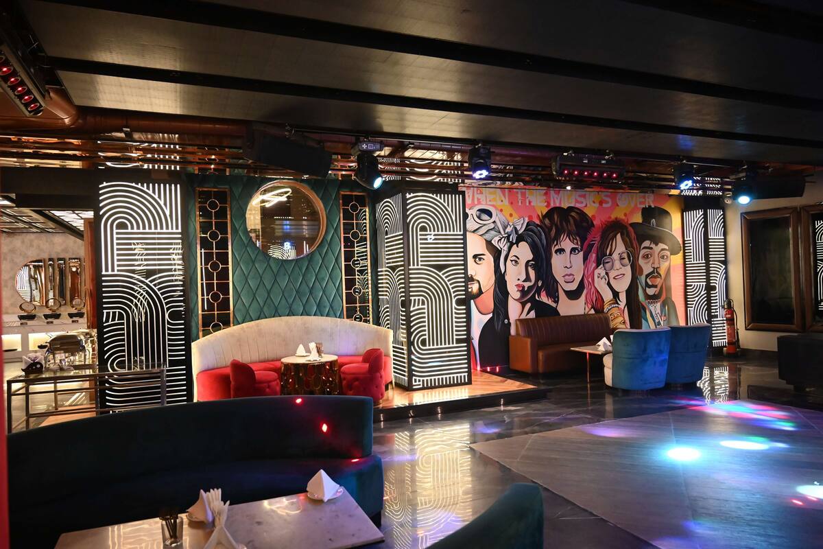 2 restaurants, breakfast, lunch, dinner served; international cuisine