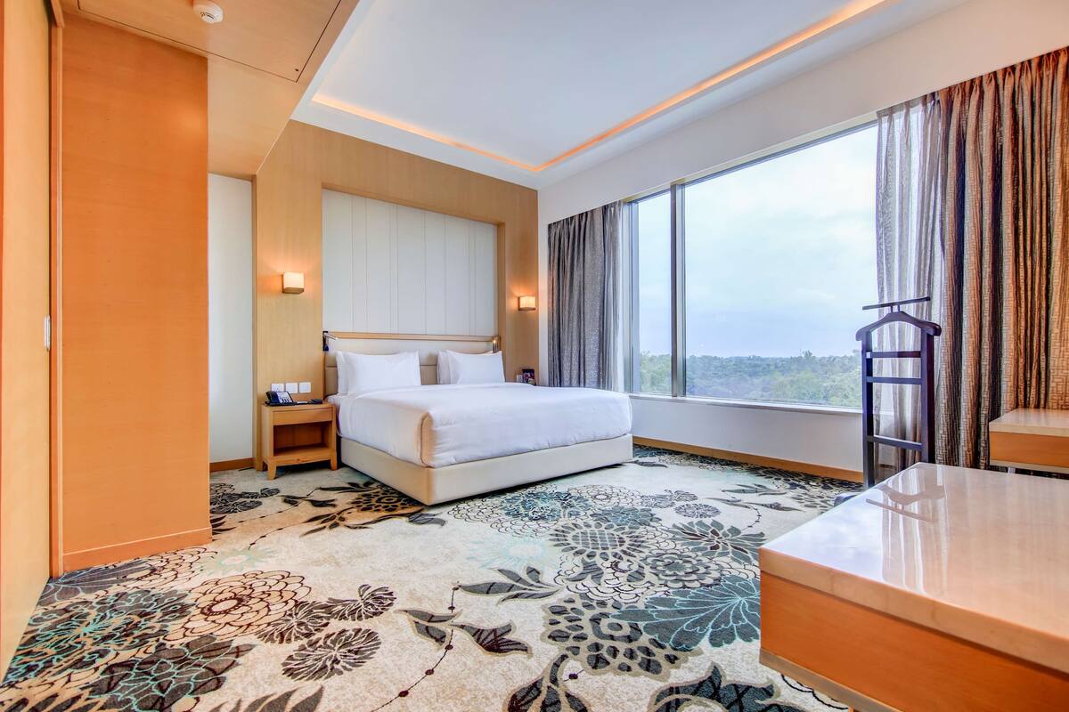 Suite | Bar mini, peti besi dalam bilik, meja, ruang kerja komputer riba 