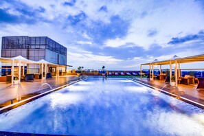 屋外プール、営業時間 7:00 ～ 19:00、サンラウンジャー