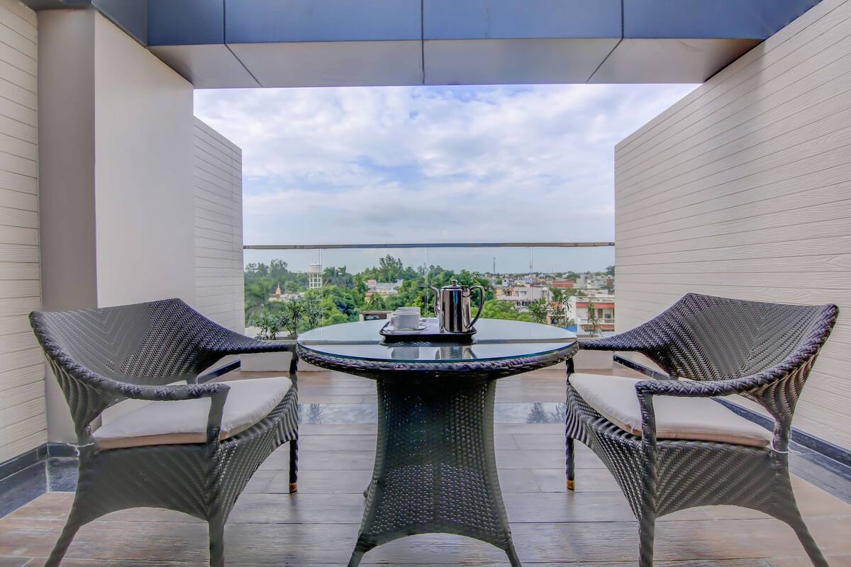 Deluxe Room, Balcony | Bar mini, peti besi dalam bilik, meja, ruang kerja komputer riba 