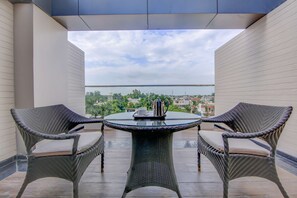 Rom – deluxe, balkong | Minibar, safe på rommet, skrivebord og skrivebord for bærbar PC