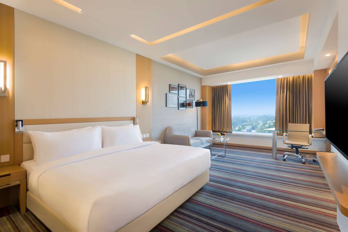 Standard Room | Bar mini, peti besi dalam bilik, meja, ruang kerja komputer riba 