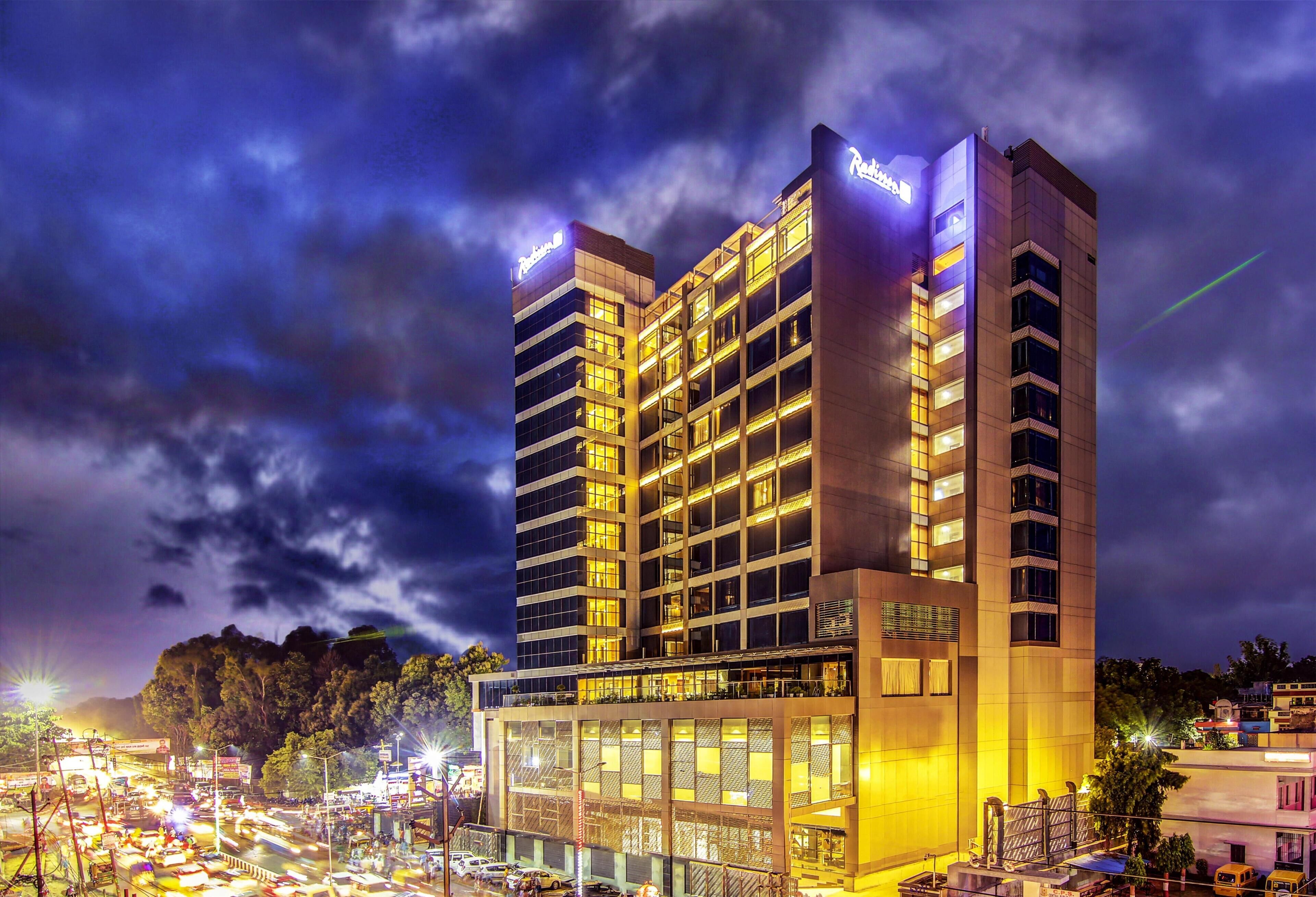 Voorkant accommodatie - avond/nacht