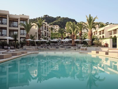Admiral De Luxe Hotel