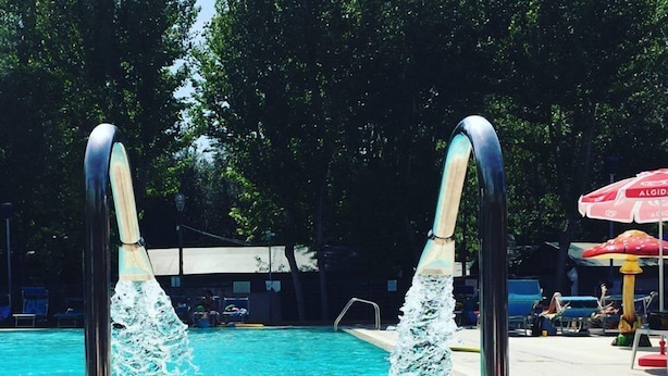 Seasonal outdoor pool, open 10:00 AM to 7:00 PM, pool umbrellas - Camping dei Tigli (Viareggio)
