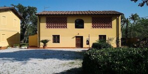 Värdeförvaringsskåp på rummet och skrivbord