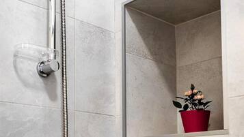 Een douche, gratis toiletartikelen, een haardroger, handdoeken