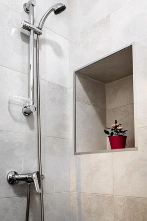 Dusche, kostenlose Toilettenartikel, Haartrockner, Handtücher
