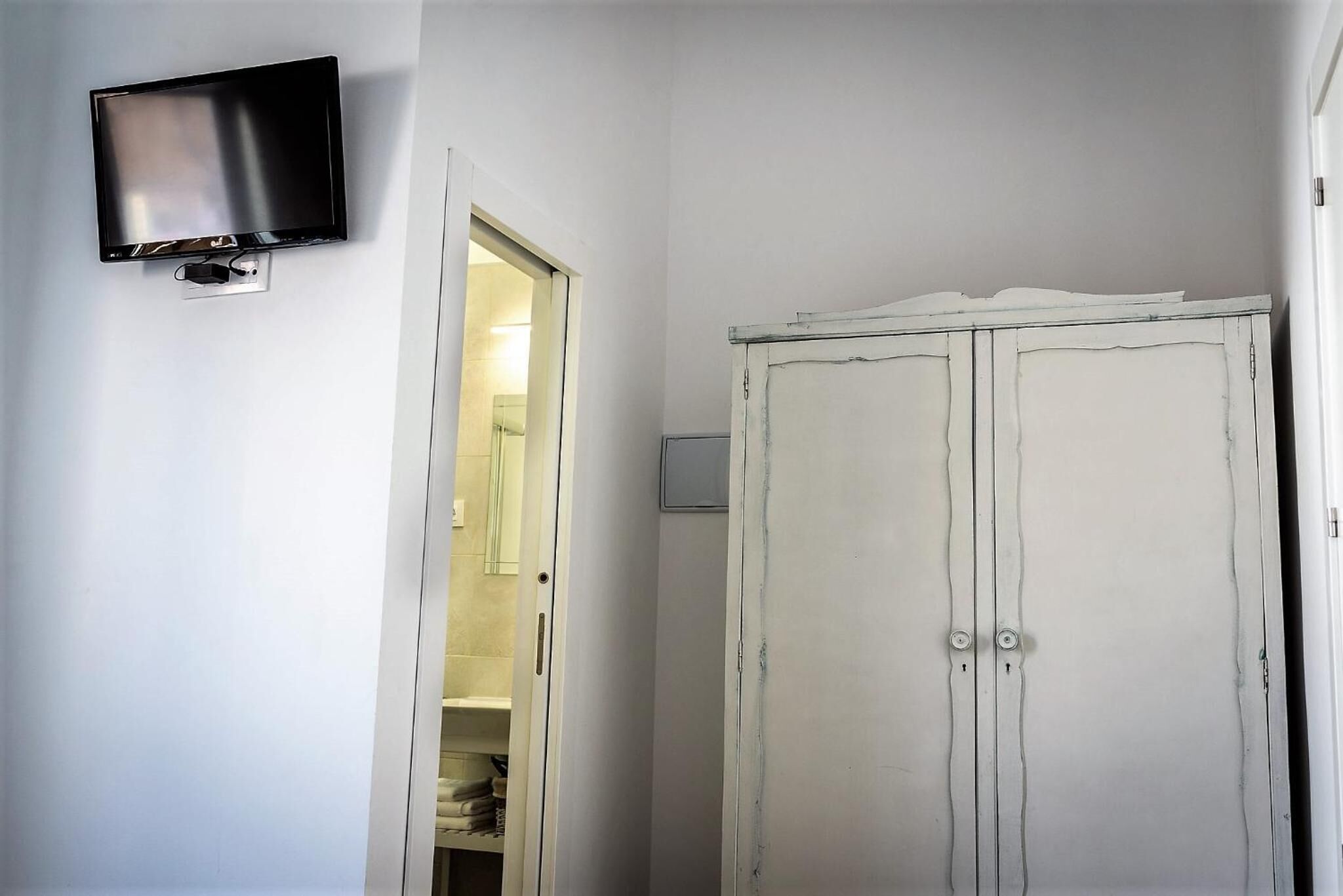 Egyptian cotton sheets, premium bedding, down comforters, minibar