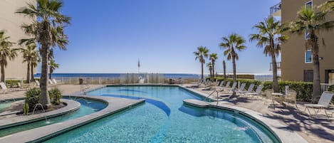 Kolam renang indoor dan kolam renang outdoor