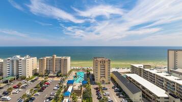 Condo Confort, 2 habitaciones, balcón, vista a la playa | Vista a la ciudad