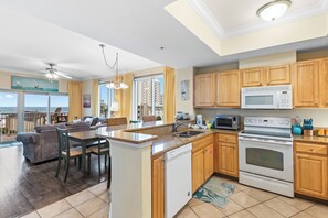 Leilighet – exclusive, 2 soverom, balkong, bassengutsikt | Eget kjøkken | Kjøleskap, mikrobølgeovn, ovn og kokeplater