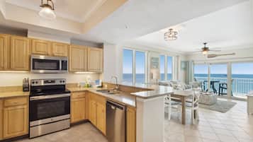 Family Condo, 2 Bedrooms, Balcony, Beach View | Dapur peribadi | Peti sejuk, ketuhar gelombang mikro, ketuhar, dapur