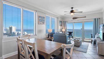 Family Condo, 2 Bedrooms, Balcony, Beach View | Makan dalam bilik