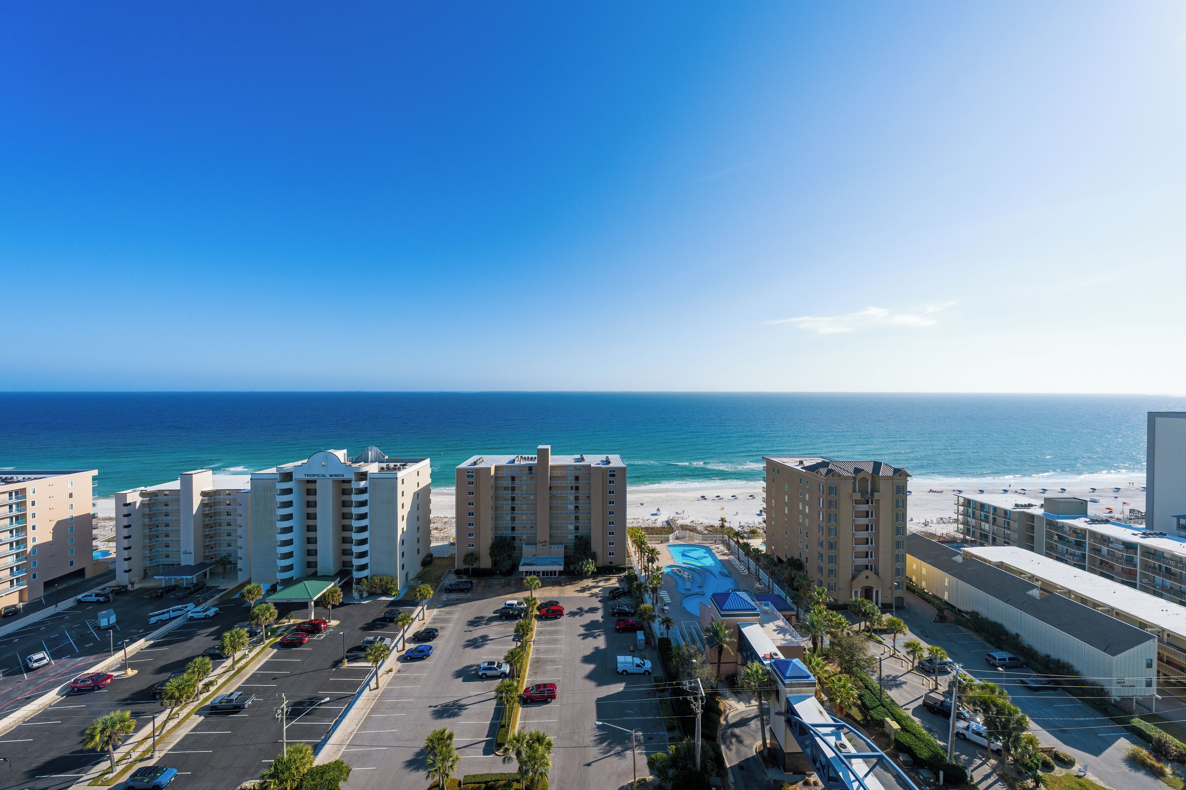 Un hôtel à étages, doté d’un parking et offrant une vue sur la plage et l’océan.