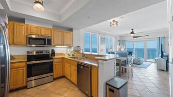 Condo familiar, 2 habitaciones, balcón, vista a la playa | Cocina privada | Refrigerador, microondas, horno y parrilla de estufa