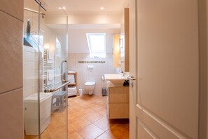 Een douche, een haardroger, handdoeken, zeep