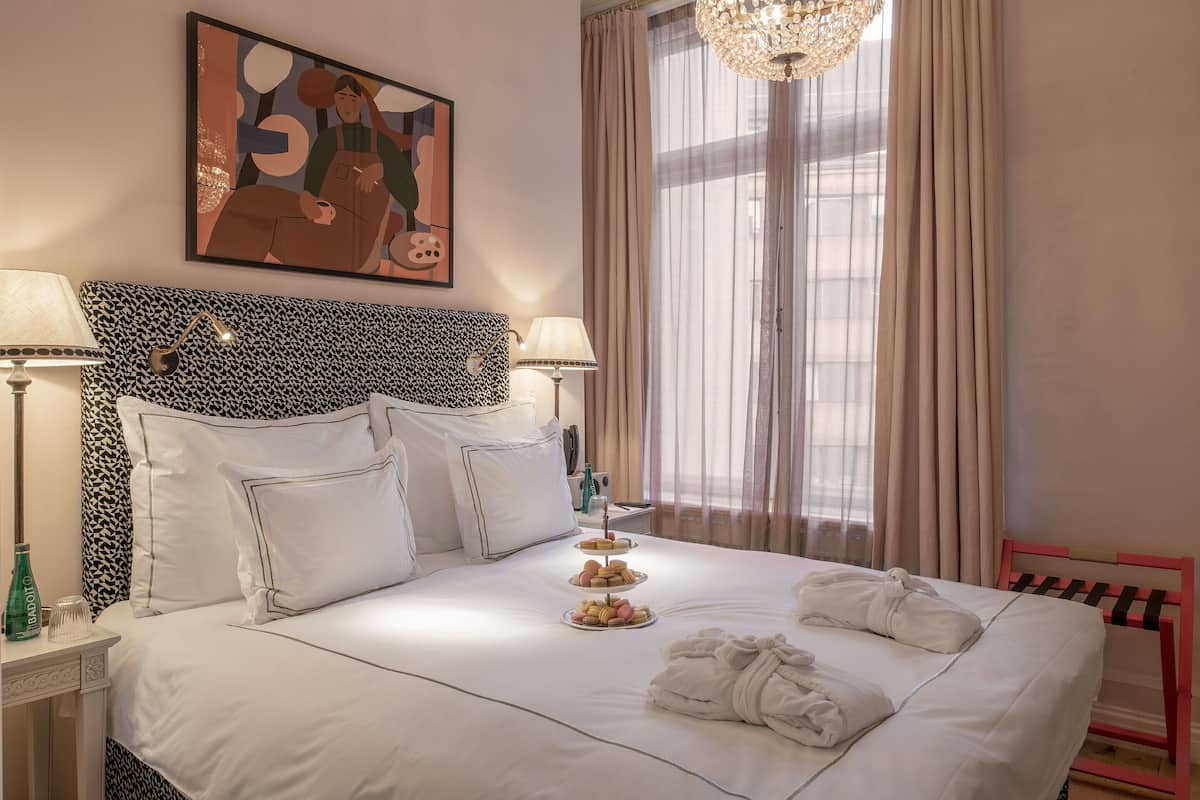 Seprai premium, minibar, brankas, dan meja kerja