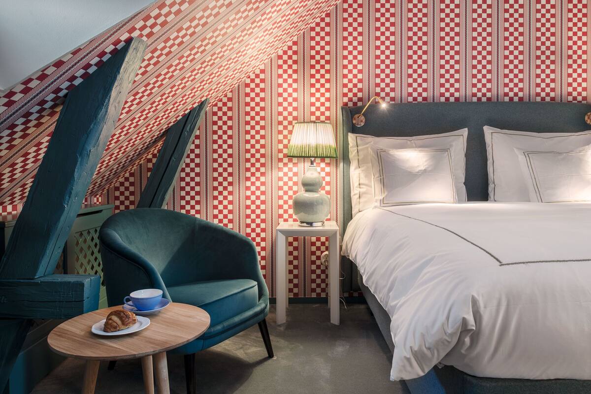 Unique Room | Seprai premium, minibar, brankas, dan meja kerja