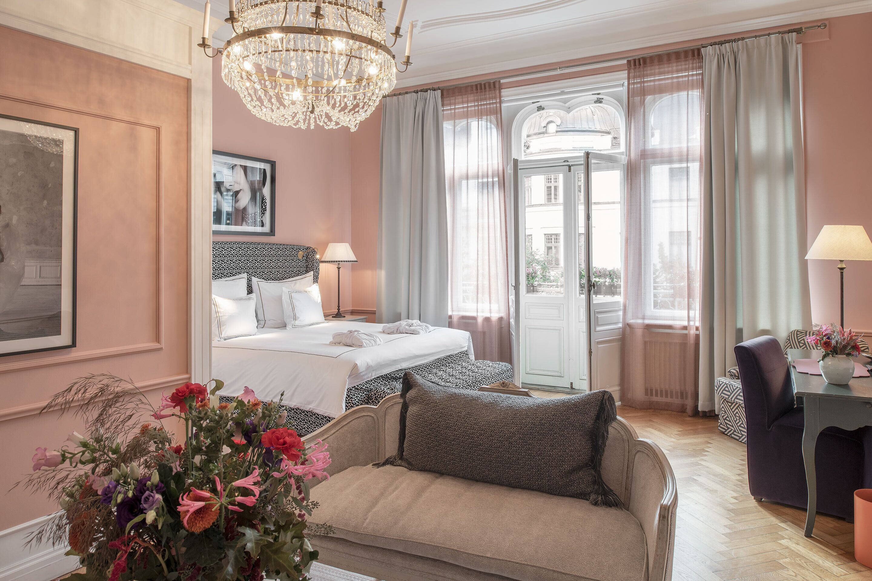 junior suite | 1 bedroom, premium bedding, minibar, in-room safe