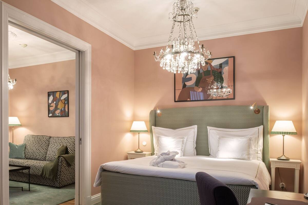 Junior Suite Courtyard | Seprai premium, minibar, brankas, dan meja kerja