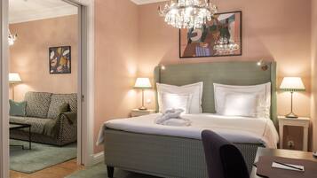 Junior Suite Courtyard | Premium bedding, minibar, in-room safe, individually decorated