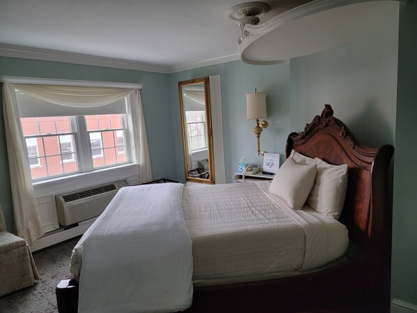 Romantic Double Room 338 | 1 bedroom, hypo-allergenic bedding, iron/ironing board, free WiFi