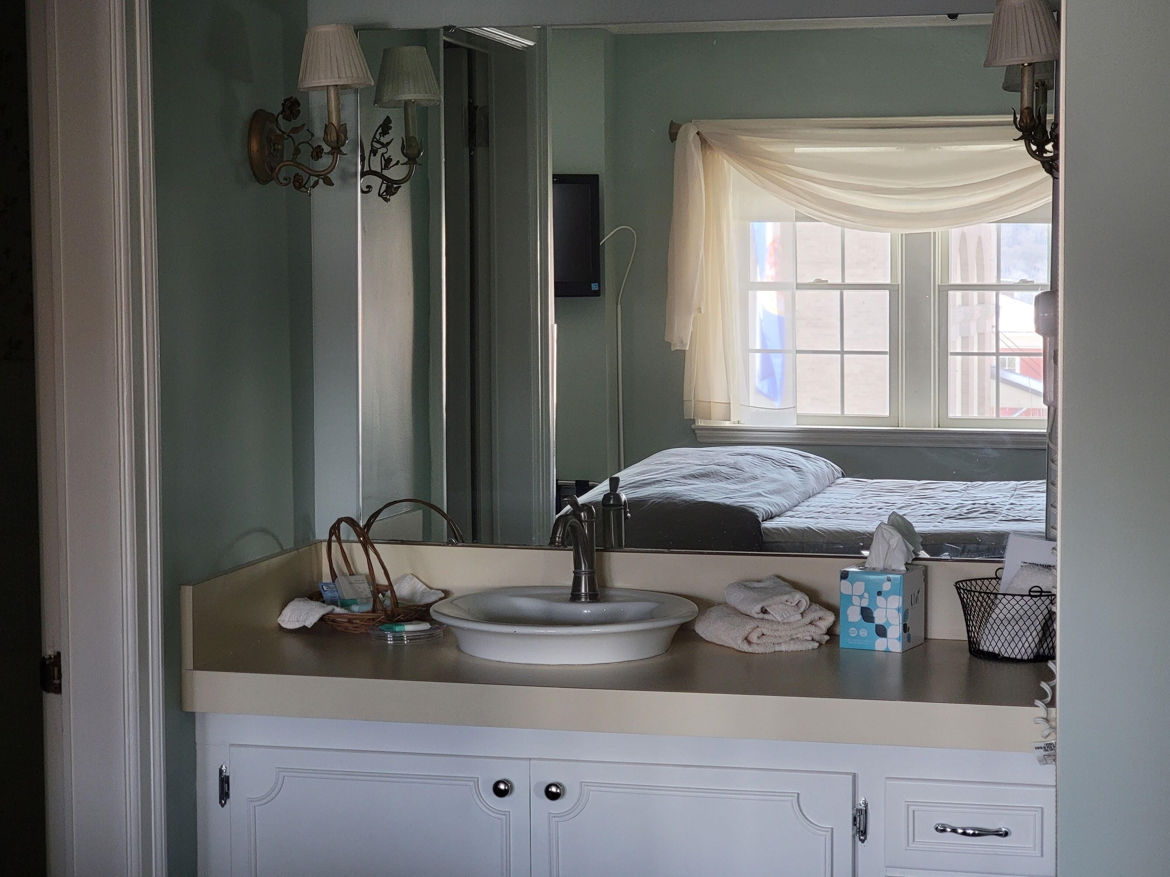 deluxe double room, 1 king bed 225 | bathroom | free toiletries, hair dryer, towels, soap