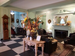 Lobby - Lowell Inn (Stillwater)