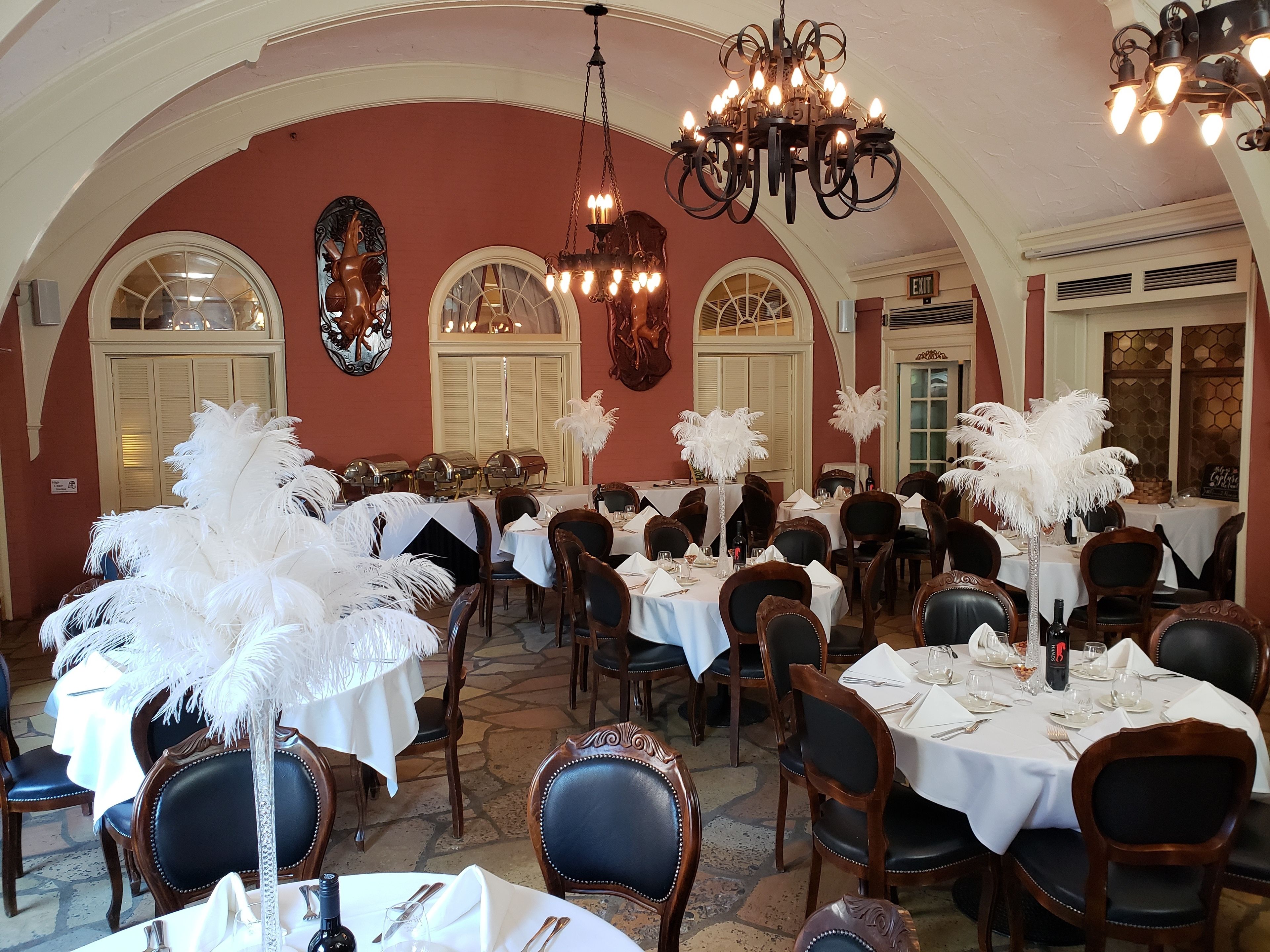 2 间餐厅，供应早餐、午餐和晚餐，美洲菜