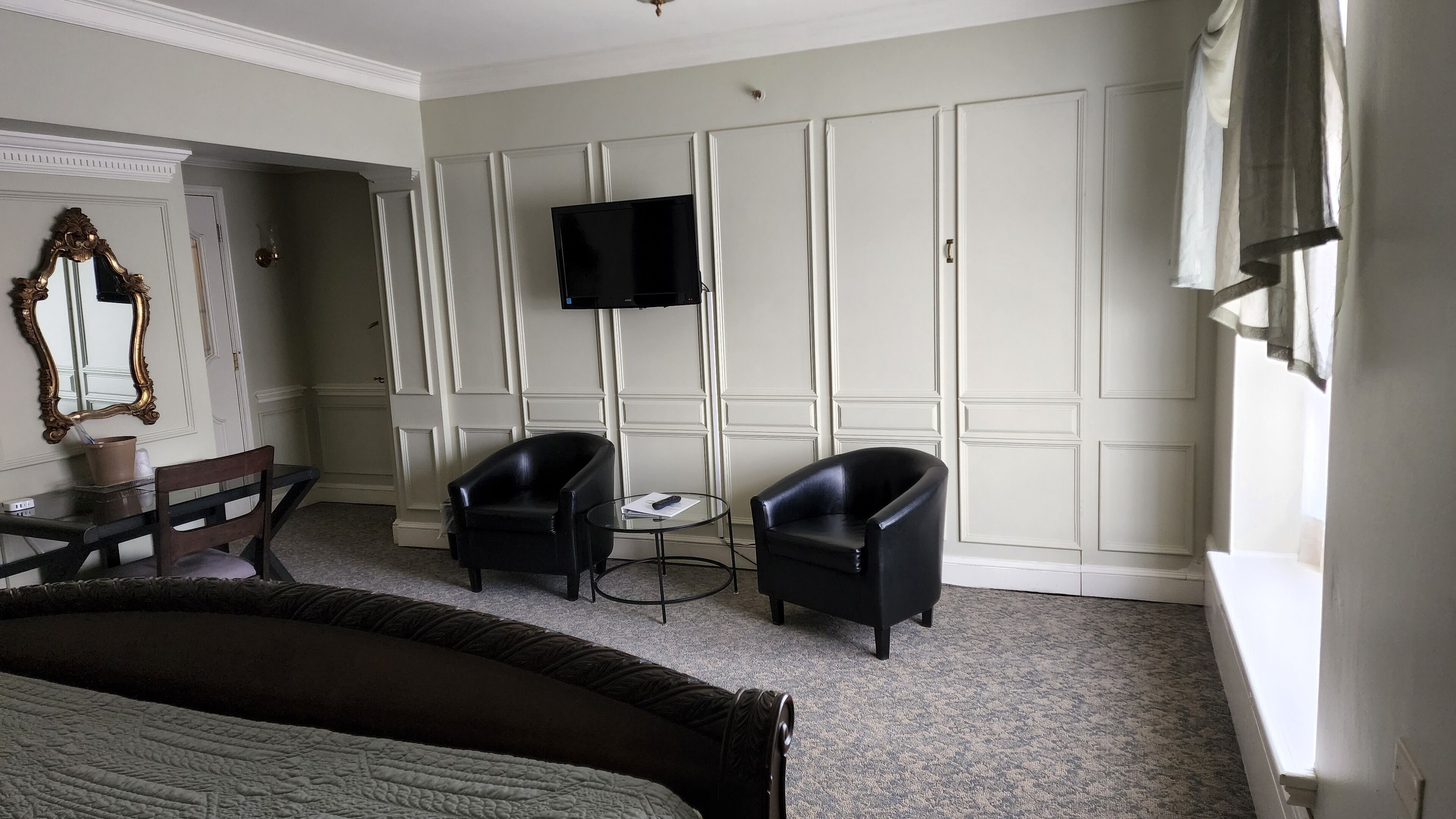 deluxe double room 333 | living area | 32-inch flat-screen tv with cable channels, tv