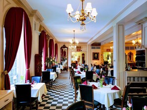 2 restaurants, breakfast, lunch, dinner served; American cuisine - Lowell Inn (Stillwater)