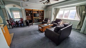 Family Penthouse 441 | Living area | 32-inch flat-screen TV with cable channels, TV