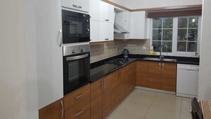 Vila, pemandangan kebun | Dapur kecil pribadi | Lemari es besar, microwave, kompor, dan mesin pencuci piring