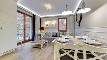 Departamento exclusivo, vista al jardín | Área de sala de estar | Televisión LCD