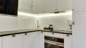 Departamento exclusivo, vista al jardín | Cocineta privada | Refrigerador, horno, parrilla de estufa y lavavajillas