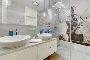 Douche, séchoir à cheveux, serviettes fournies