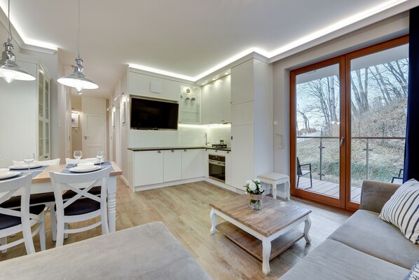 Departamento exclusivo, vista al jardín | Área de sala de estar | Televisión LCD