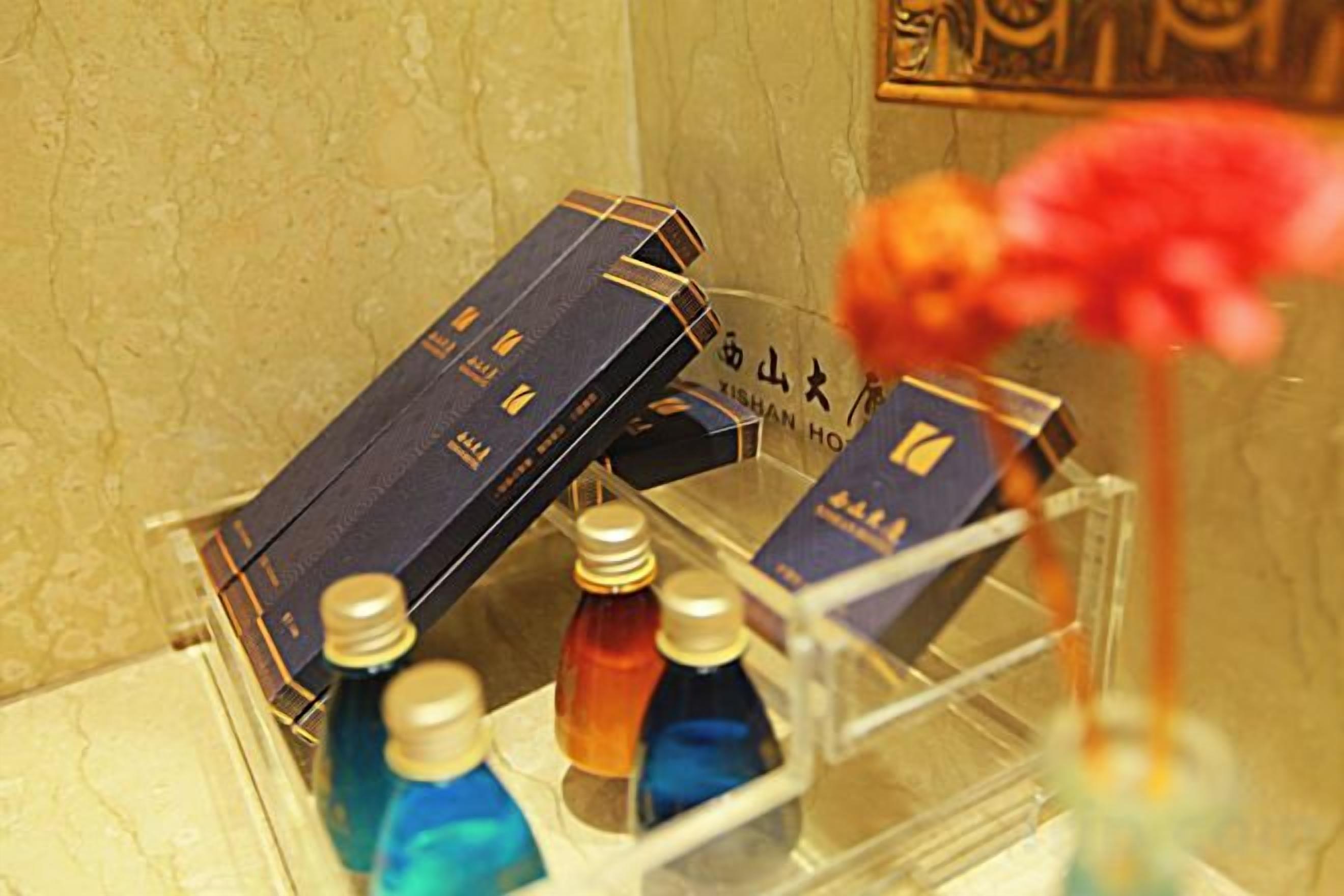 Un miniibar de hotel con botellas y una caja.