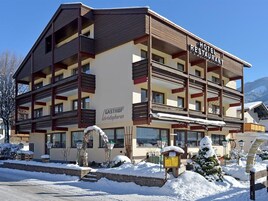 Un hotel de varios pisos con un letrero que dice 'GASTHOF Christophorus'.