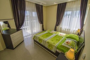 Villa - utsikt mot bergen | 5 sovrum, skrivbord, gratis wi-fi och sÀngklÀder