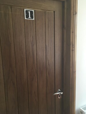 Màn/rèm cản sáng, bàn ủi/dụng cụ ủi quần áo 