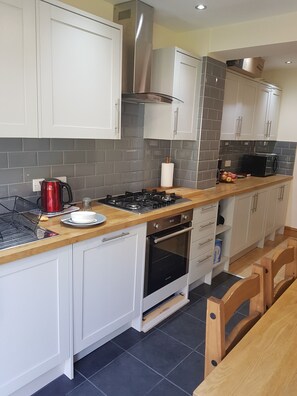 Full-sized fridge, microwave, electric kettle