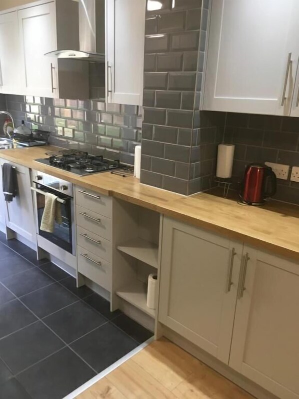 Full-sized fridge, microwave, electric kettle