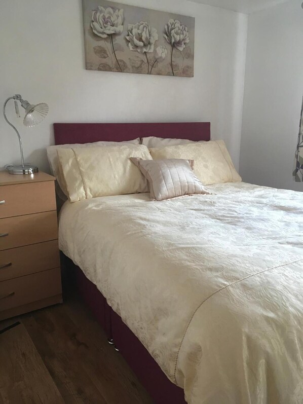 Mörkläggningsgardiner, strykjärn/strykbräda, gratis wi-fi och sängkläder