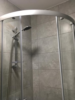 Shower, towels - Oxford City Guest House (Oxford)