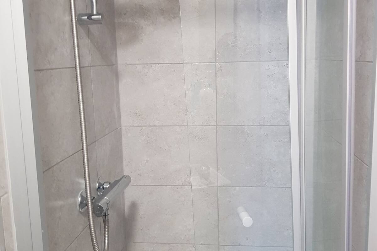 Douche, serviettes fournies