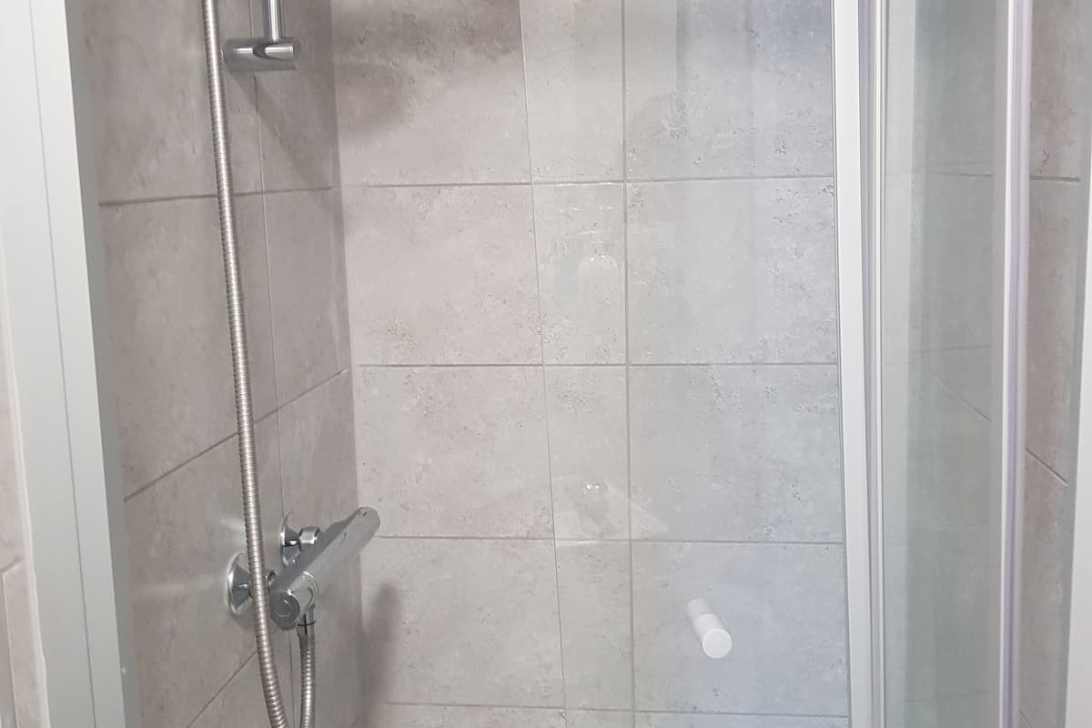 Shower, towels